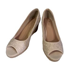 Bandolino Cream, Lace Pattern, Open Toe Shoes With Wedge Heel. Size 9M